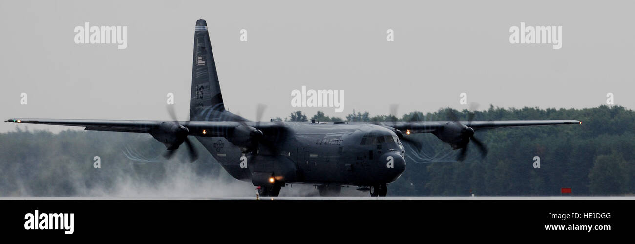 Una C-130J Super Hercules tocca terra prima di prendere immediatamente di nuovo spento durante un volo di formazione a Powidz Air Base, Polonia, 11 Agosto, 2014. Durante questa formazione di volo di implementazione, a sostegno del funzionamento Atlantic risolvere, C-130 equipaggi erano in grado di perfezionare le loro competenze in tutta una moltitudine di condizioni meteorologiche. Il personale Sgt. Jarad A. Denton Foto Stock