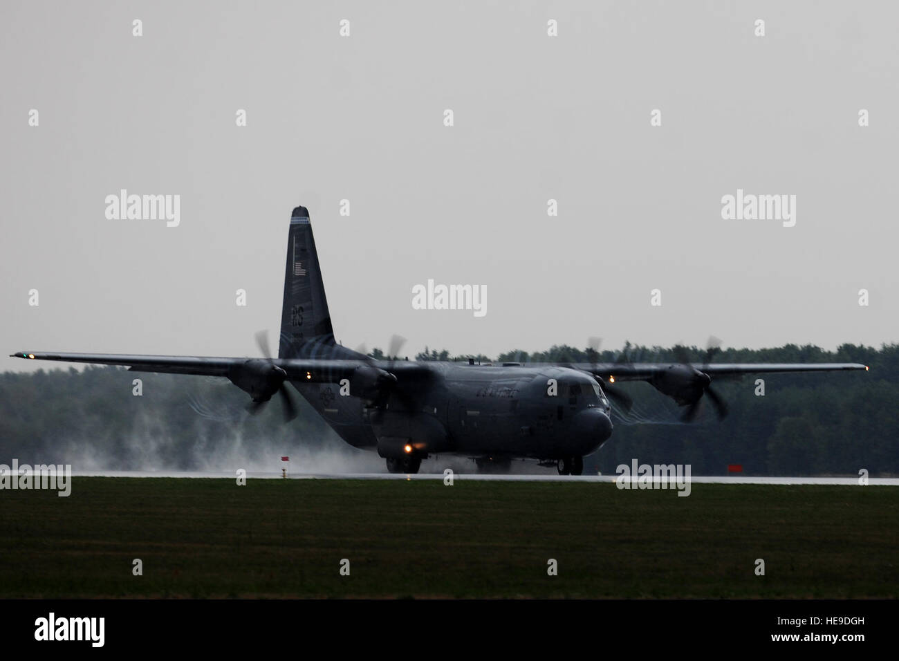 Una C-130J Super Hercules tocca terra prima di prendere immediatamente di nuovo spento durante un volo di formazione a sostegno del funzionamento Atlantic risolvere, a Powidz Air Base, Polonia, 11 Agosto, 2014. Funzionamento Atlantic risolvere è un impegno bilaterale dagli Stati Uniti a lavorare con i partner della NATO verso una pacifica e stabile in Europa. Il personale Sgt. Jarad A. Denton Foto Stock
