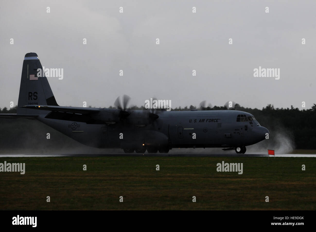 Una C-130J Super Hercules atterra sul flightline durante una formazione di volo di distribuzione in Powidz Air Base, Polonia, 11 Agosto, 2014. Questa implementazione come parte di Operazione Atlantic risolvere, ammessi aviatori di lavorare fianco a fianco con i partner della NATO di rafforzare l'impegno degli Stati Uniti per una pacifica e stabile in Europa. Il personale Sgt. Jarad A. Denton Foto Stock