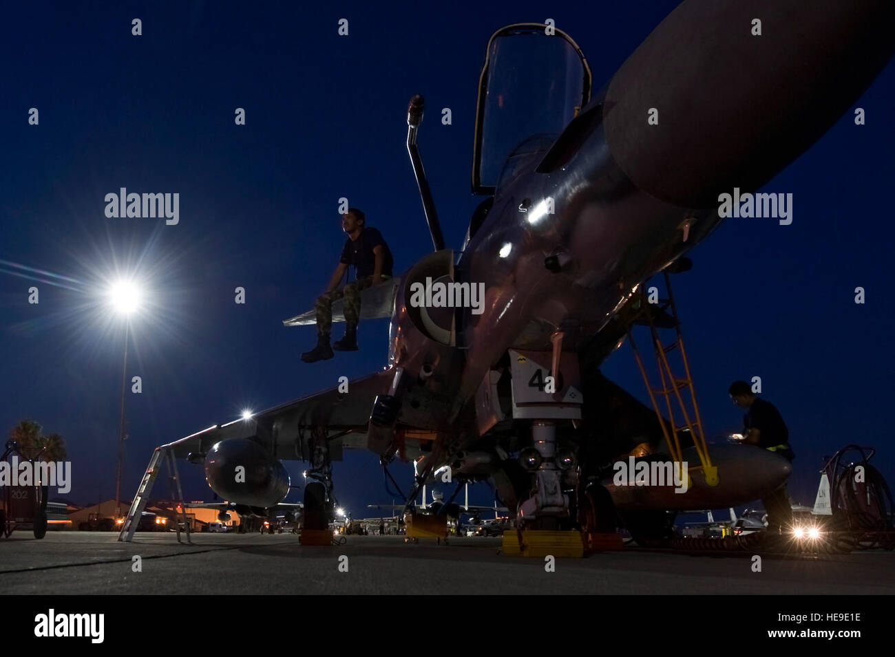 Colombia Air force Tech Sgt. Javier Gomez, specialista elettronico, si siede sul parafango di un Kfir prima i piloti provengono per la pre-lancio ispezioni durante il Red Flag 12-4 Luglio 24, 2012, presso la Base Aerea Militare di Nellis Nev. Aviazione Militare ha cominciato in Colombia nel 1919 con la creazione di una scuola di volo dell'aviazione militare per l'esercito colombiano. Airman 1. Classe Daniel Hughes) Foto Stock