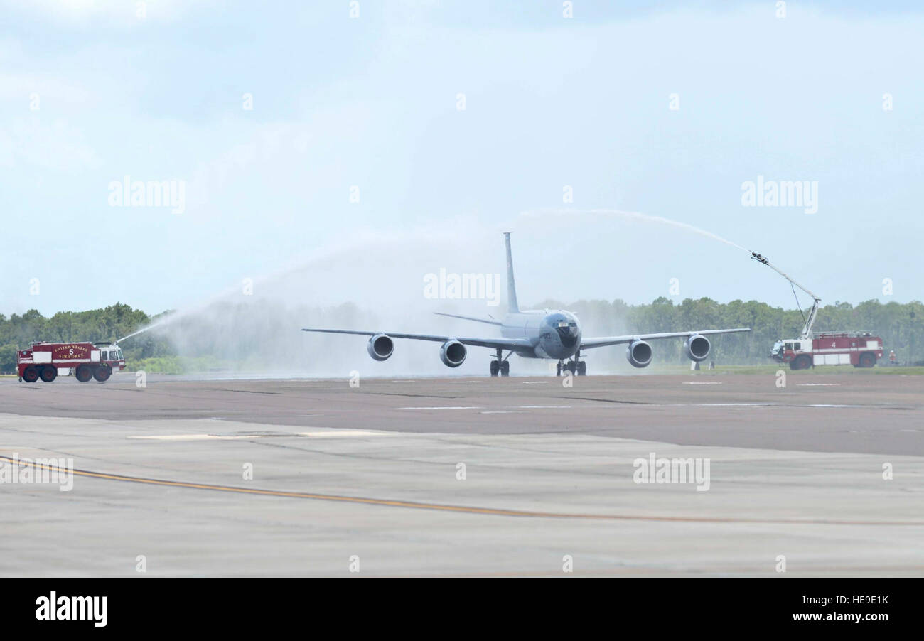 Una KC-135 Stratotanker taxi attraverso un "bagno di uccello" durante un volo di fini a MacDill Air Force Base Fla., 21 luglio 2015. Col. Brian Smith, sesto gruppo Operations commander, ha preso il suo volo finale per concludere la sua assegnazione al team MacDill. Foto Stock