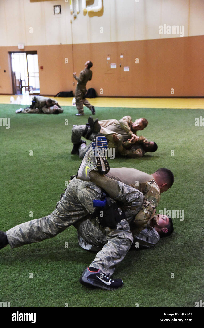 Membri del 341 delle forze di sicurezza Gruppo a Malmstrom Air Force Base di spar durante un Combatives Instructor alla base il centro fitness del 30 giugno. Il corso si concentra sulle armi mantenimento, comando sospetta e sfida le tecniche, e chiudere il quarto di mano-a-mano combattivo tecnica. Airman 1. Classe Collin Schmidt) Foto Stock