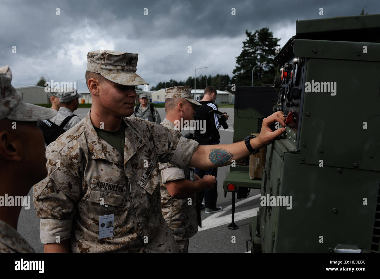 Un gruppo di Stati Uniti Marines con il 6° Battaglione delle comunicazioni, di stanza al di fuori del Brooklyn, N.Y., il lavoro per ottenere il loro satellite up ed esecuzione di Agosto 27, 2010, in Grafenwoehr, Germania per sforzo combinato 2010. Sforzo combinato 2010 è il più grande del mondo di interoperabilità delle comunicazioni esercizio, preparare le forze internazionali' comando, controllo, comunicazioni e sistemi di computer per operazioni multinazionali. Airman 1. Classe Jeremy Burns/rilasciato) Foto Stock