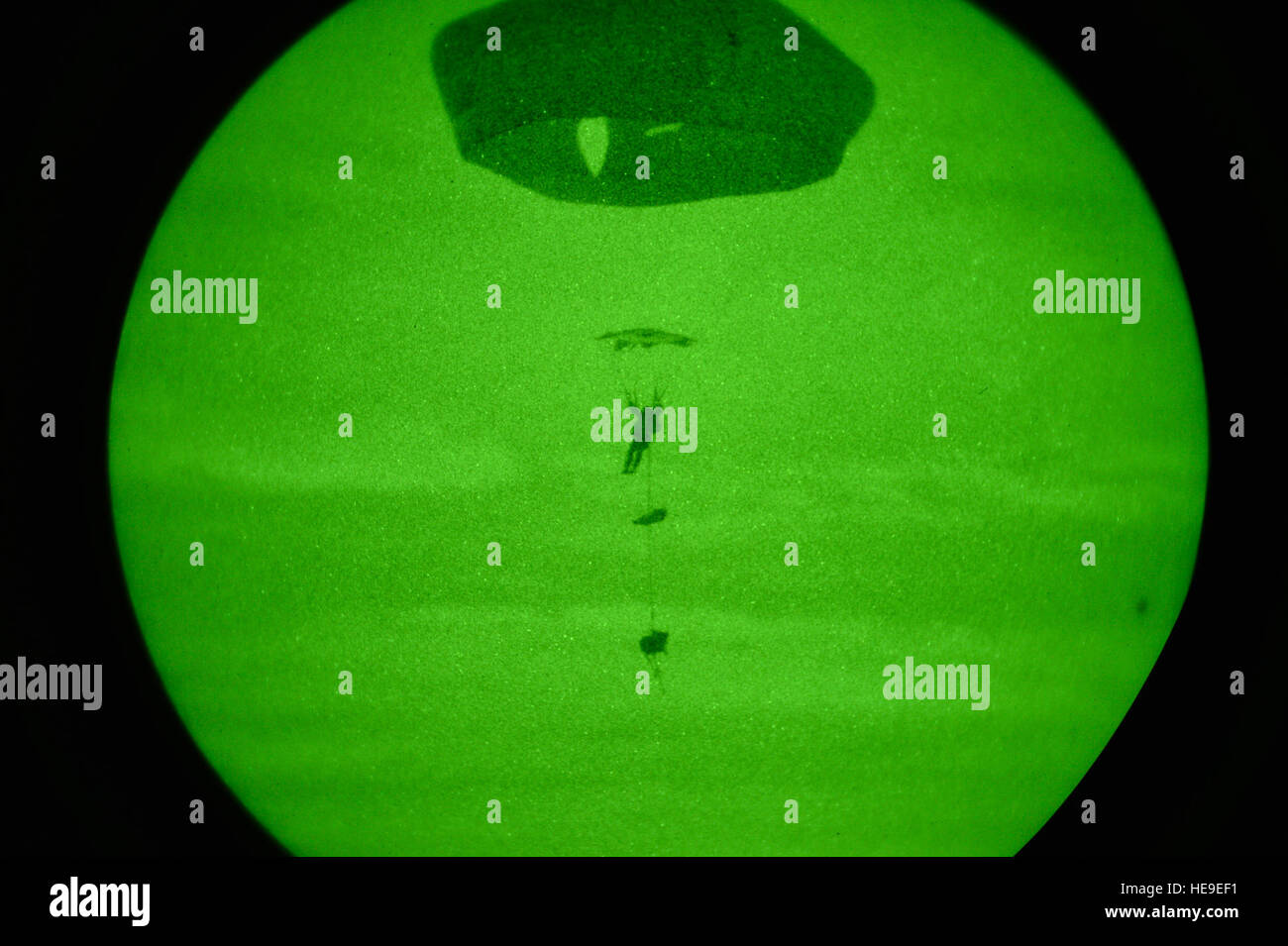 Un U.S. Soldato dell'esercito esegue una notte static-line saltare da un U.S. Air Force C-17 Globemaster III su Holland nella zona di caduta durante la Combined Joint accesso operativo Esercizio 15-01 a Fort Bragg, N.C., 13 aprile 2015. CJOAX 15-01 è un'ottantaduesima Airborne Division-bilaterale led evento di formazione a Fort Bragg, N.C., da aprile 13-20, 2015. Questo è il più grande esercizio del suo genere svoltasi a Fort Bragg in quasi venti anni e dimostra l'interoperabilità tra gli Stati Uniti e il Regno Unito I soldati dell esercito e U.S. Air Force, Air National Guard, Royal Air Force aviatori e U.S. Marines. Senior Airman Jasmonet Jackson Foto Stock