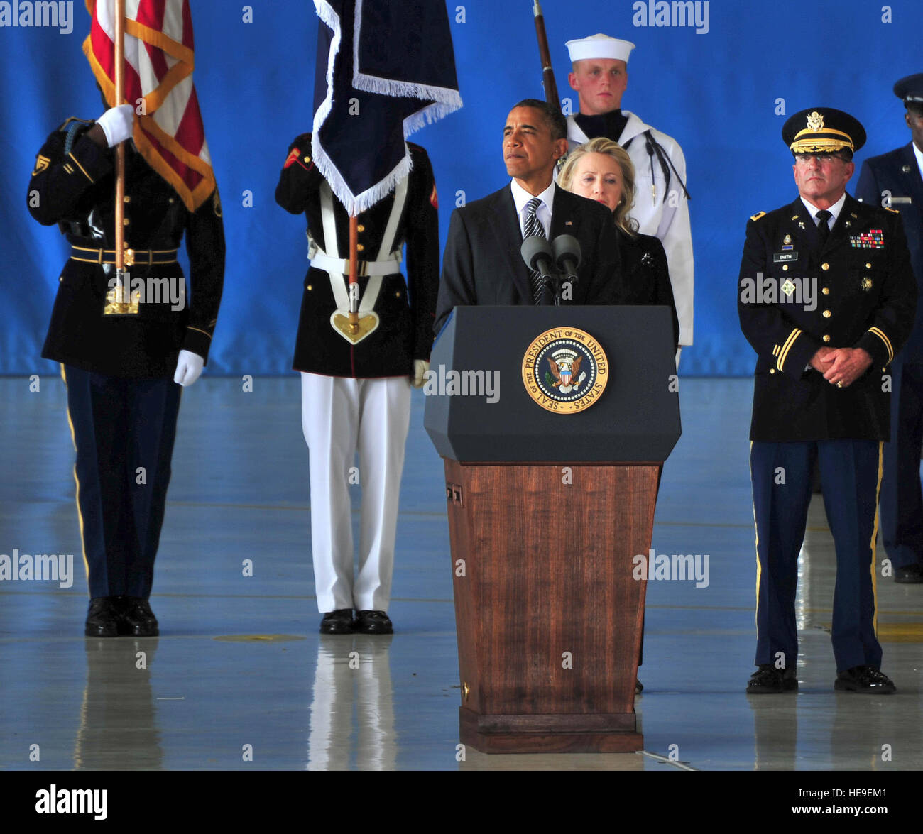 Comandante in Capo Barack Obama pause durante un discorso sett. 14 a base comune Andrews, Md., per riflettere sulla vita delle persone uccise durante gli attacchi al consolato degli Stati Uniti. sett. 11, 2012, a Bengasi, Libia. Obama ha preso il tempo con la famiglia, gli amici e i membri del servizio presso il trasferimento dignitosa cerimonia per onorare i sacrifici J. Christopher Stevens, Sean P. Smith, Glen A. Doherty e Tyrone S. boschi resi in servizio per gli Stati Uniti e i paesi all'estero. Guardia cerimoniale membri provenienti da tutta la regione della capitale nazionale, in rappresentanza di tutti i rami del Dipartimento della Difesa, la resa finale di ho Foto Stock