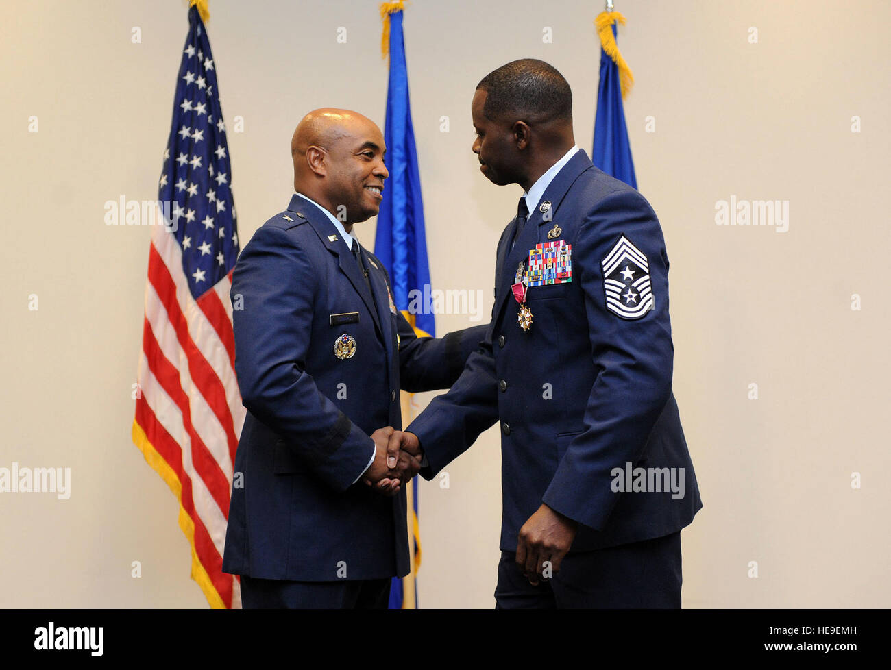 Brig. Gen. Trent Edwards, sede Air Force Space Command gestione finanziaria e comptroller direttore, Peterson Air Force Base, Colo., scuote la mano del capo maestro Sgt. Harry Hutchinson, 81st formazione comando parafango chief, in seguito alla presentazione della legione di merito durante la sua cerimonia di pensionamento a Roberts aeromobili consolidato Impianto di manutenzione il Agosto 19, 2016 su Keesler AFB, Miss. Hutchinson pensionati con più di 29 anni di servizio militare e servite le assegnazioni multiple a Washington, Corea del Maryland, Giappone, Nevada, Dakota del Sud e in Africa. Egli ha anche lavorato come la supe Foto Stock