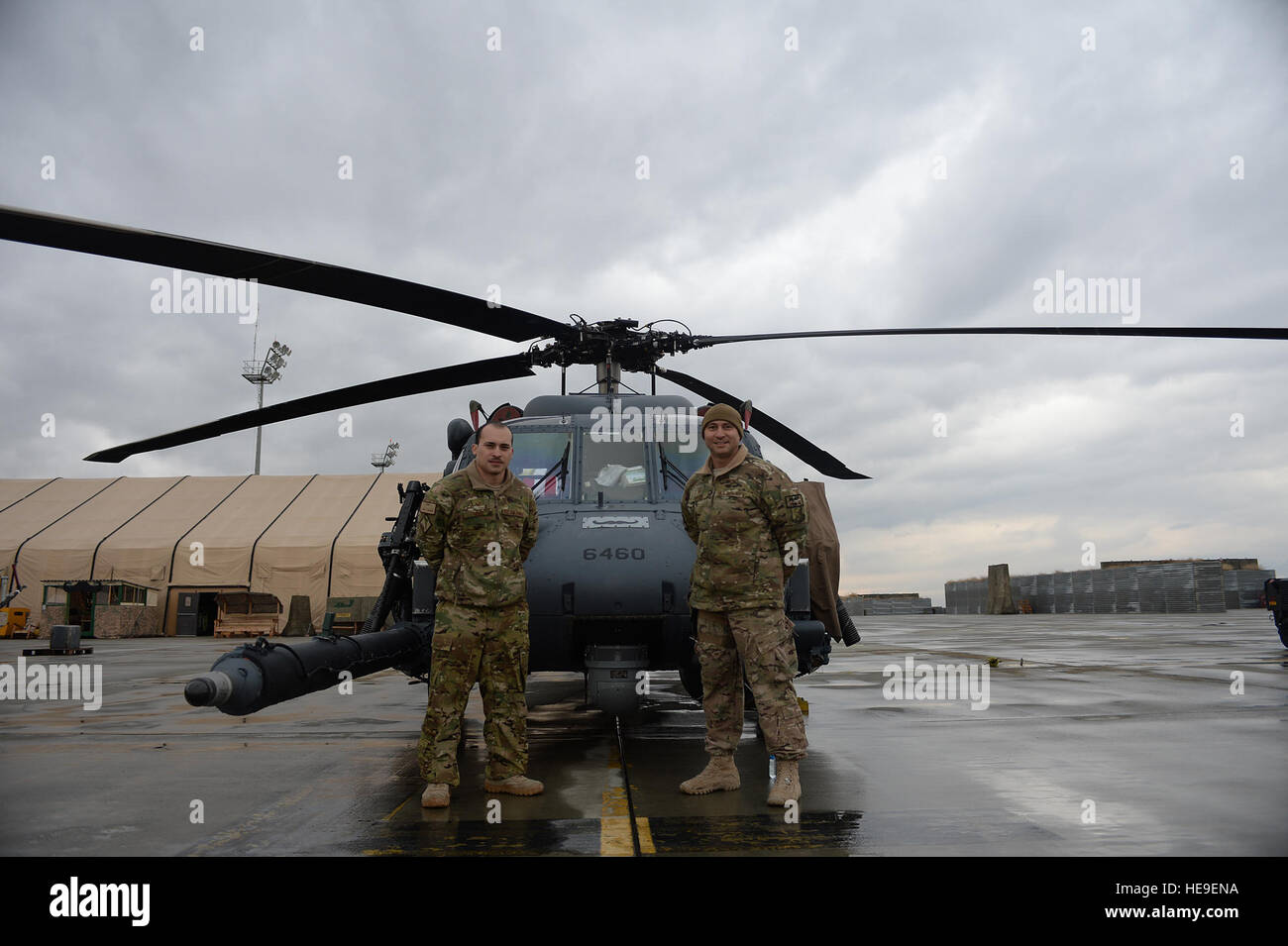 Stati Uniti Air Force Staff Sgt. Jean Vega Martinez, ottantatreesimo Expeditionary squadrone di soccorso tecnico di volo e suo padre U.S. Air Force Senior Master Sgt. Carmelo Vega Martinez, 438th aria ala Expeditionary/NATO Training aria Command-Afghanistan consigliere di reclutamento, pongono di fronte a un HH-60 Pave Hawk elicottero prima che il personale Sgt. Vega Martinez' reenlistment cerimonia, Marzo 17, 2014, Bagram Air Field, Afghanistan. Prima della cerimonia, padre e figlio, entrambi Ponce, Puerto Rico nativi, non aveva visto ogni altro in due anni a causa di impegni militari. I due sono implementati a separare l Operazione Enduring liberato Foto Stock