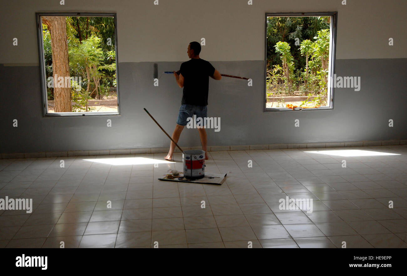 Un membro del servizio comune di assistenza comunitaria volontari (CAV) dipinge un aula come parte di una tre giorni di CAV progetto su 22 Febbraio 2008 mentre dispiegato per la Combined Joint Task Force - Corno d'Africa si trova a Camp Lemonier, Gibuti. Il team di Cav attraverso donazioni e raccolte di fondi contribuisce a rinnovare un orfanotrofio boyÕs/scuola così come la donazione di una macchina di lavaggio per l'orfanotrofio/scuola chiamato l'Assemblea Mondiale des Jeunes Musulmans Centre National pour la protezione. Tech. Sgt. Jeremy T. Lock) (rilasciato) Foto Stock