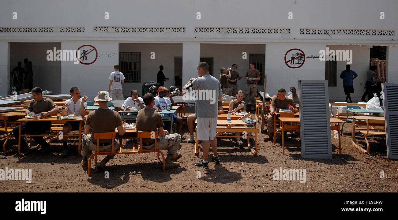 I membri del servizio prendere del tempo per il pranzo durante una tre giorni di servizio comune di assistenza comunitaria volontari (CAV) progetto il 21 febbraio 2008, mentre dispiegato per la Combined Joint Task Force - Corno d'Africa si trova a Camp Lemonier, Gibuti. Il team di Cav attraverso donazioni e raccolte di fondi aiuta a ristrutturare un ragazzo in orfanotrofio/scuola così come la donazione di una macchina di lavaggio per l'orfanotrofio/scuola chiamato l'Assemblea Mondiale des Jeunes Musulmans Centre National pour la protezione. Tech. Sgt. Jeremy T. serratura) Foto Stock