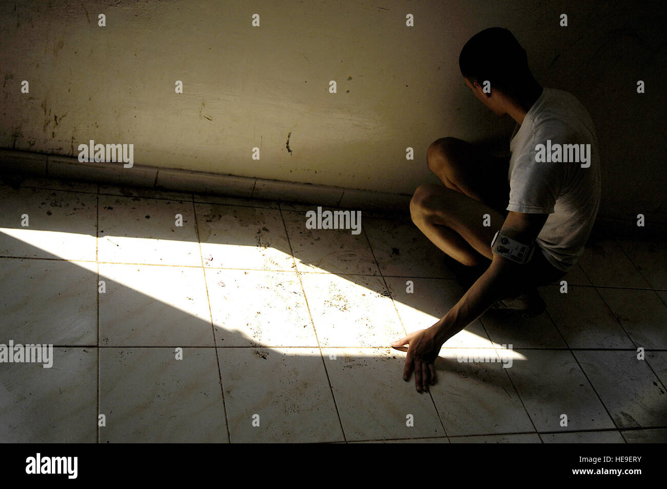 Oscar Marino delle salviette in giù una parete in aula come parte di una tre giorni di servizio comune di assistenza comunitaria volontari (CAV) progetto il 21 febbraio 2008, mentre dispiegato per la Combined Joint Task Force - Corno d'Africa si trova a Camp Lemonier, Gibuti. Il team di Cav attraverso donazioni e raccolte di fondi aiuta a ristrutturare un ragazzo in orfanotrofio/scuola così come la donazione di una macchina di lavaggio per l'orfanotrofio/scuola chiamato l'Assemblea Mondiale des Jeunes Musulmans Centre National pour la protezione. Tech. Sgt. Jeremy T. serratura) Foto Stock