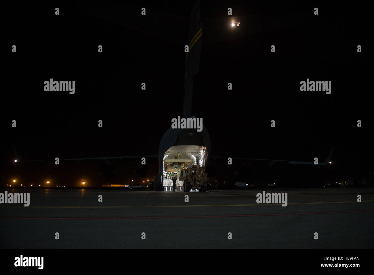 Avieri assegnato all'621st risposta di emergenza carico alare una elevata mobilità engineer escavatore su un C-17 Globemaster III aeromobile durante la fase di esercizio RED FLAG-Alaska a base comune Elmendorf-Richardson, Alaska, Ott. 17, 2016. RF-A è una serie di Pacific Air Forces commander-campo diretto in esercizi di addestramento per gli Stati Uniti e il partner le forze della Nazione, fornendo offensiva combinata contro-aria, interdizione aria vicino il supporto e la grande forza della formazione professionale in un combattimento simulato l'ambiente. Master Sgt. Giuseppe Swafford) Foto Stock