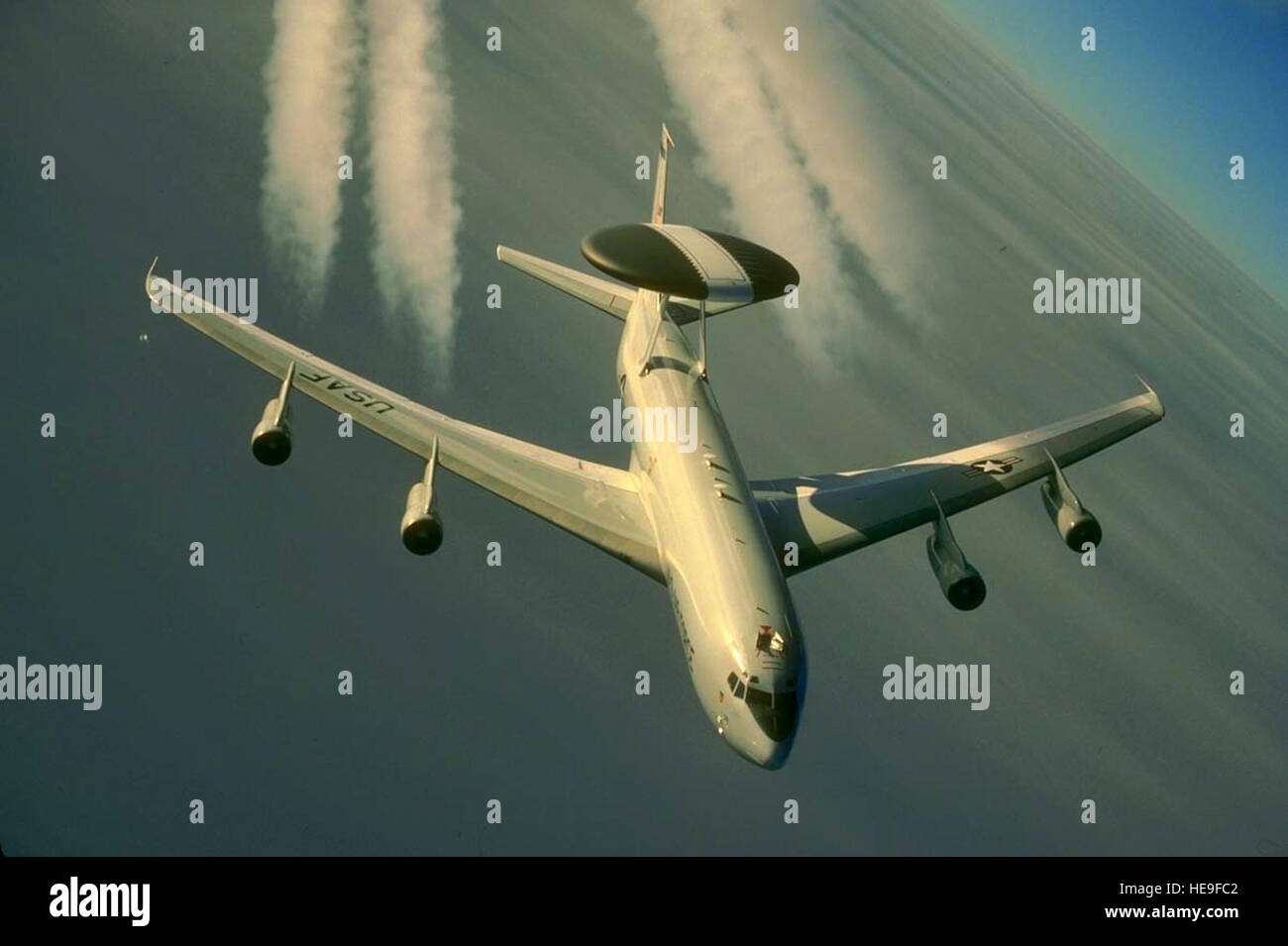 E-3 Sentry è un avvertimento in volo e il sistema di controllo (AWACS) aerei che fornisce all-weather sorveglianza, comando, controllo e le comunicazioni necessarie dai comandanti militari degli Stati Uniti e la NATO forze di difesa aerea. Come dimostrato nel Desert Storm, è il premier battaglia dell'aria di comando e di controllo aereo in tutto il mondo di oggi. E-3 Sentry è un Boeing modificati 707/320 cellula commerciale con una rotazione della cupola radar. La cupola è 9,1 metri, in diametro, sei piedi (1,8 metri) spessa e è tenuto 11 piedi (3,3 metri) sopra la fusoliera da due puntoni. Esso contiene un sottosistema di radar che permette surveillan Foto Stock