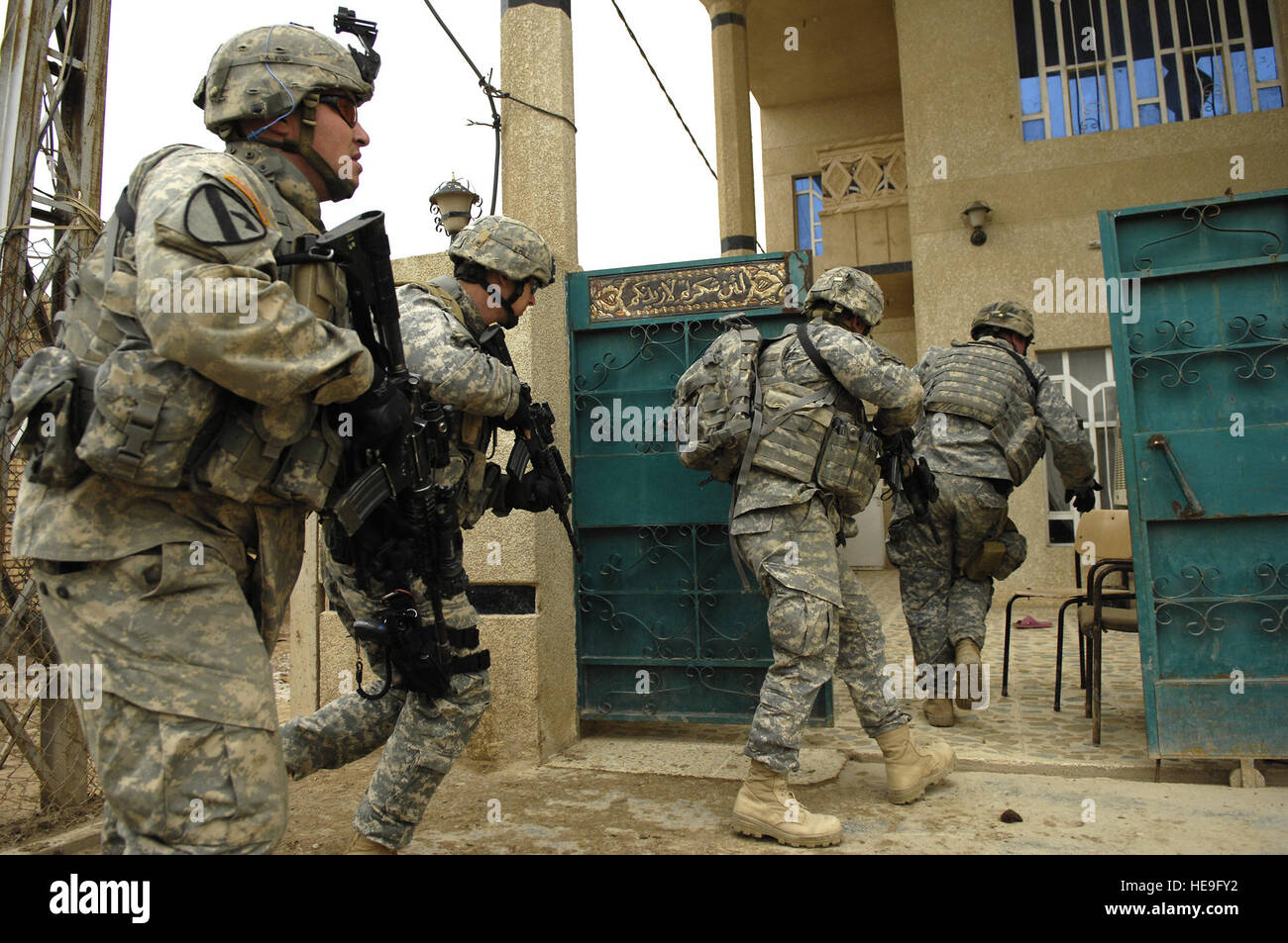 I membri dell'U.S. Esercito, Charlie Company, 1° Divisione di cavalleria, dodicesimo reggimento di fanteria, e l'esercito iracheno, 3° Battaglione, 2° Brigata, quinta Divisione, il comportamento di un cordone e ricerca in Kahn Bani Sahd, Iraq, il 6 febbraio 2007. Il personale Sgt. Stacy L. Pearsall) (rilasciato) Foto Stock