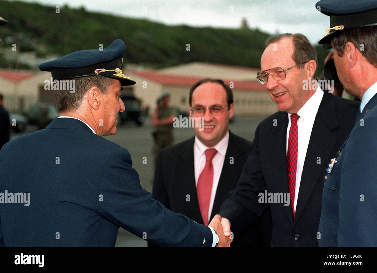 Brig. Gen. Lindner Costa, Comandante portoghese delle Azzorre zona di aria, saluta il Segretario della Difesa William Perry. Il Segretario della Difesa del Portogallo, Antonio Vitorino, guarda a. Foto Stock