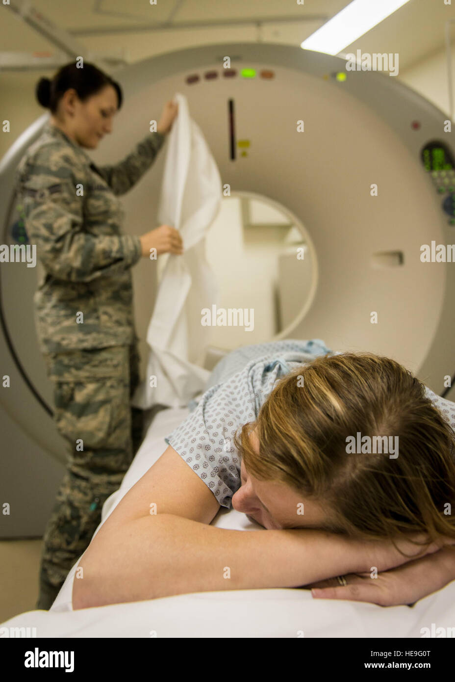 Stati Uniti Air Force Airman 1. Classe Samantha Bradford, un imaging diagnostico tecnologo con il trentacinquesimo operazioni chirurgiche Squadron, copre una pietra di rene paziente come si prepara la sua per una tomografia computerizzata a scansione Misawa combatté Air Base, Giappone, Gennaio 27, 2016. La scansione TC fornirà un 3-D vista del paziente le ossa e gli organi interni tra cui il suo sistema urinario. La scansione ad alta risoluzione consente di Bradford a vedere le pietre e la loro esatta ubicazione in modo che i medici sanno esattamente dove creare una incisione per l'estrazione. Bradford è a Corinto, Maine, nativo. Il personale Sgt. Benjamin W. Stratton) Foto Stock