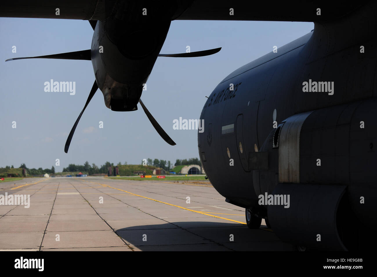 Un U.S. Air Force C-130J Super Hercules, distribuito da Ramstein Air Base, Germania, a Powidz Air Base, Polonia, si prepara a prendere il via dalla città di Siauliai Air Base, Lituania, luglio 29, 2014. America in avanti della presenza in Europa consente il militare degli Stati Uniti a formarsi e a lavorare con gli alleati della NATO intorno e dentro gli Stati Baltici per sviluppare pronte Air forze capaci di mantenere la sicurezza regionale. Il personale Sgt. Jarad A. Denton Foto Stock