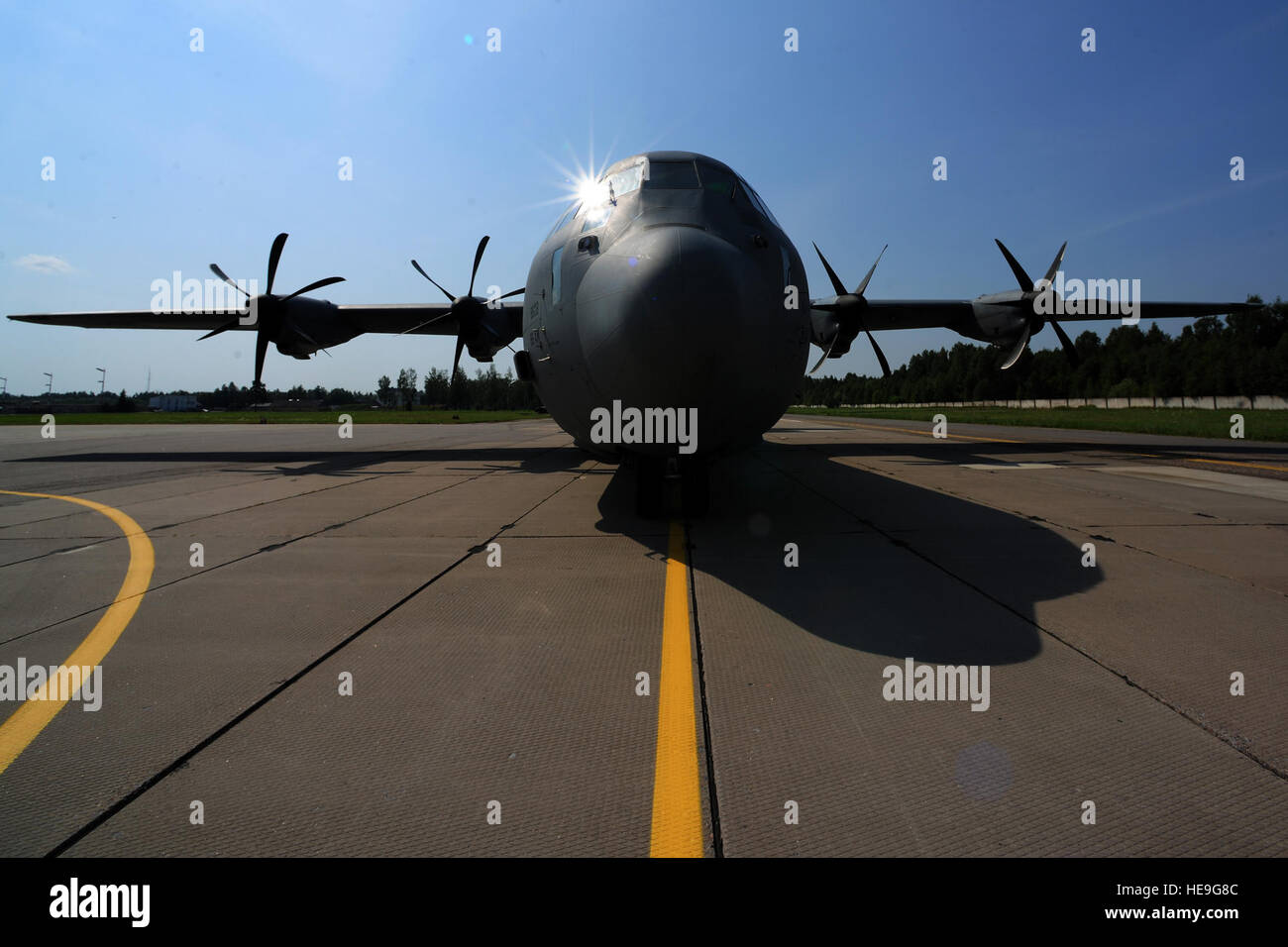 Un U.S. Air Force C-130J Super Hercules, distribuito da Ramstein Air Base, Germania, a Powidz Air Base, Polonia, si siede sul flightline a Siauliai Air Base, Lituania, pronto a ricevere U.S. Esercito e il lituano delle forze armate dei soldati, luglio 29, 2014. Come Super Hercules condotta a basso livello di formazione di volo, i paracadutisti a bordo sono stati in grado di perfezionare le loro abilità eseguendo salti coordinati oltre la Lituania. Il personale Sgt. Jarad A. Denton Foto Stock