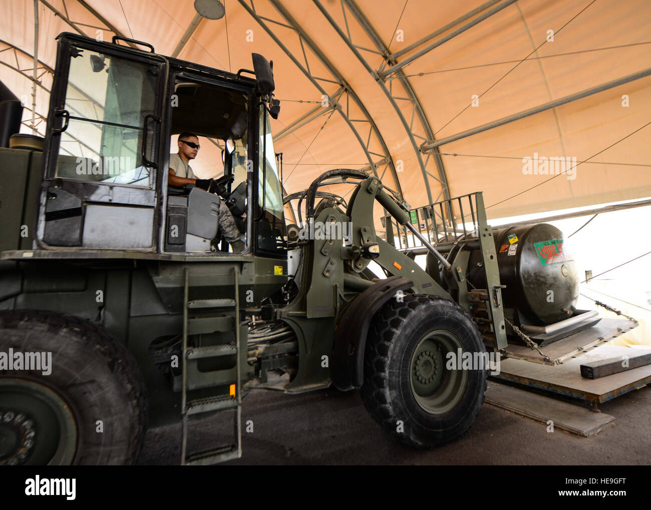 Il personale Sgt. John Saninoncio, 379 Expeditionary disponibilità logistica combustibili squadrone criogenia supervisore, posti a 400 galloni di liquido del serbatoio di ossigeno su una scala di pesatura utilizzando un carrello elevatore a forche in preparazione di un aeromobile spedizione il Agosto 5, 2016 at Al Udeid Air Base, in Qatar. La 379 ELRS mantiene tre grandi serbatoi di stoccaggio che contengono ossigeno liquido e azoto liquido lungo con 51 di ossigeno liquido e azoto liquido carri che nave quotidiano con altre basi NEGLI STATI UNITI Le forze di aria di comando centrale e l'area di responsabilità. Senior Airman Janelle Patiño Foto Stock