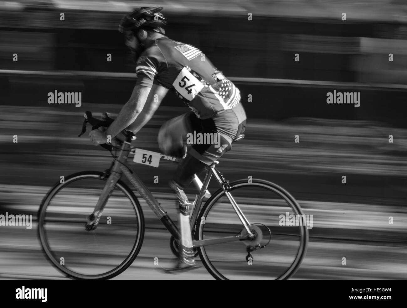 160509-F-WU507-029: Esercito Sgt. Stefan Leroy (Ret.), Team U.S.A., pedali attraverso un lungo rettilineo durante le escursioni in bicicletta finali all'2016 Invictus giochi presso la ESPN Wide World Sports Complex presso il Walt Disney World, a Orlando, Florida, 9 maggio 2016. Il 2016 Invictus Games ha ufficialmente inaugurato con la cerimonia 8 maggio e 15 nazioni dovranno competere attraverso il 12 maggio in più adaptive eventi sportivi. Senior Master Sgt. Kevin Wallace/) Foto Stock