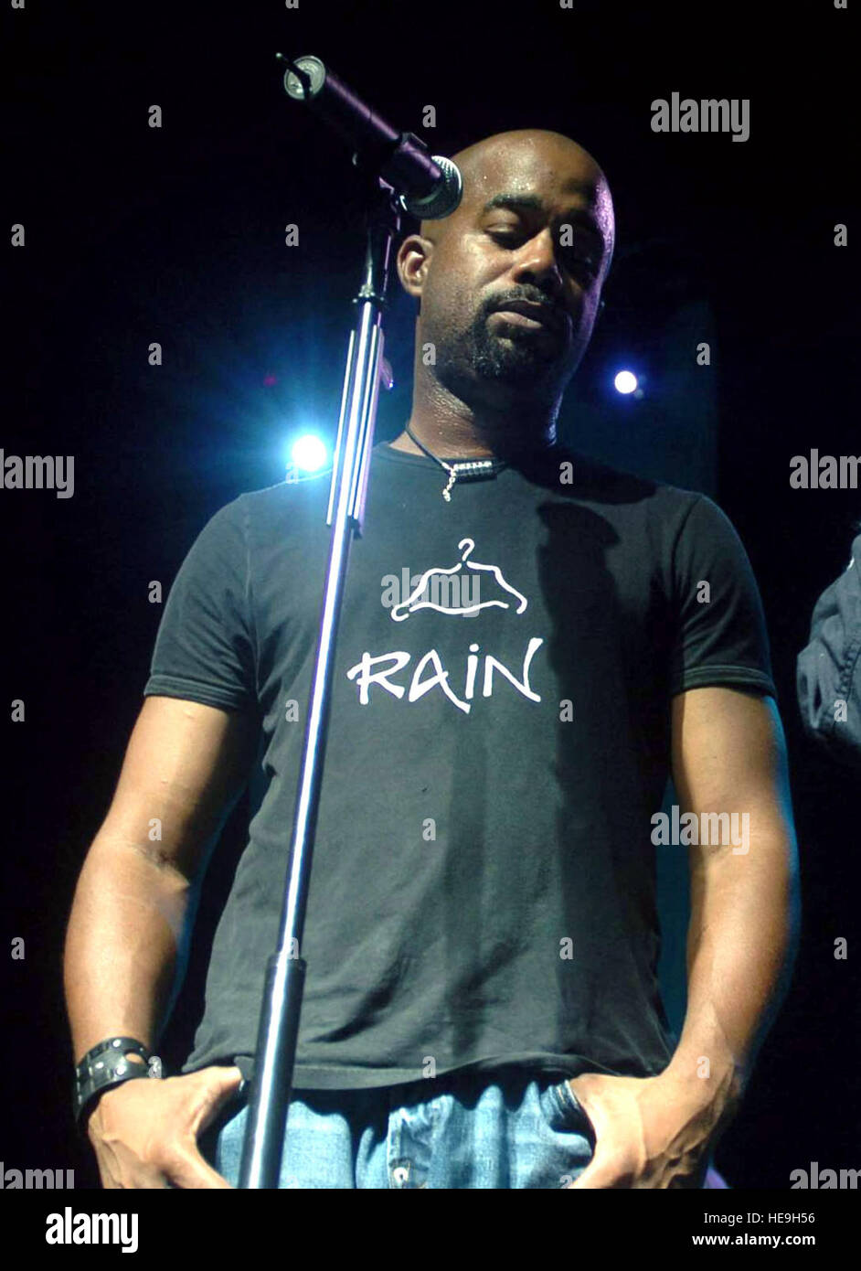YOKOTA AIR BASE, Giappone -- Darius Rucker, cantante di Hootie e Blowfish, ascolta al personale Sgt. Tami Bonne cantare "Amazing Grace" durante un intervento pacifico saluti concerto tour qui il 19 maggio. Il sergente Bonne è un cantante dalla banda di U.S. Air Force di riserva a Robins Air Force Base, Ga. Oltre alle esibizioni di Hootie e Blowfish, il tour include anche la Pacific Air Force Band-Asia e New England Patriots cheerleaders". Master Sgt. Val Gempis) Foto Stock