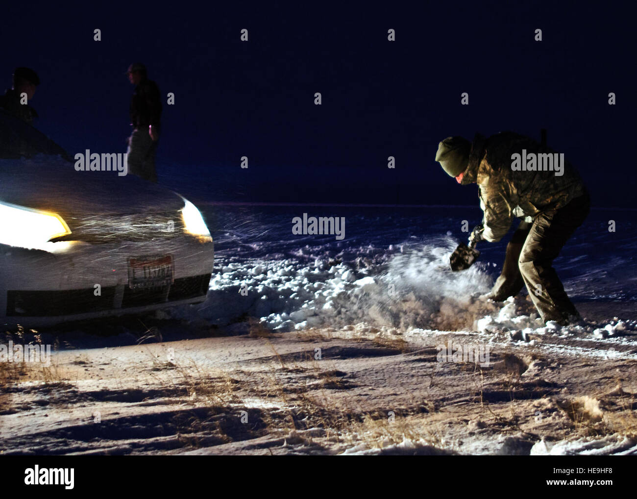 Avieri scavare un filamento solo driver driver appena al di fuori della casa di montagna Air Force Base cancello principale, 10 gennaio, 2013. Tech. Sgt. Barry Williams, 366 delle forze di sicurezza squadrone e altri tre servicemembers, assistito il driver a filamento. Master Sgt. Kevin Wallace/) Foto Stock