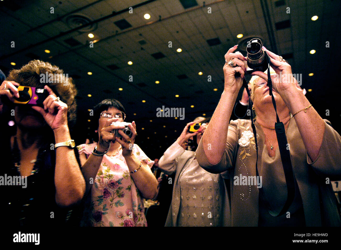 Le donne del VFW reagiscono alla stipulazione di musica country star, Charlie Daniels, presso i veterani delle guerre straniere (VFW) convenzione dopo essersi aggiudicato la VFW Hall of Fame a Reno, Nev. Agosto 28, 2006. Dipartimento della Difesa degli Stati Uniti Air Force Staff Sgt. D. Myles Cullen (rilasciato) Foto Stock