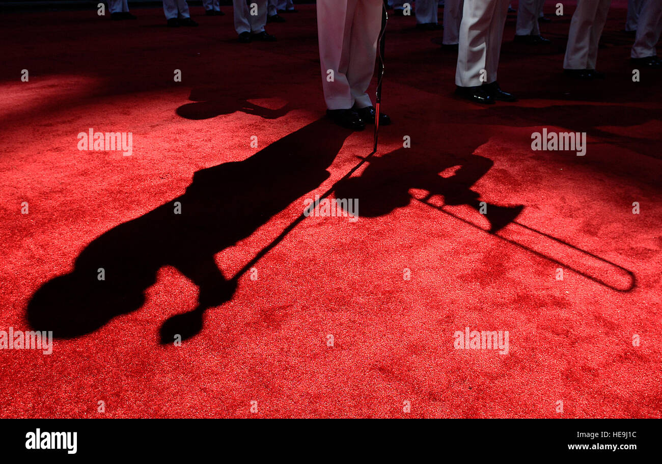 Il Marine Marching Band esegue di fronte alla parata di Cristoforo Colombo rivedendo stand in New York, lunedì 9 ottobre, 2006. Gen. ritmo, che era nato a Brooklyn, New York di genitori italo-americano, è stato scelto dai cittadini di Columbus Foundation per essere il gran maresciallo. Dipartimento della difesa Stati Uniti Air Force Staff Sgt. D. Myles Cullen (rilasciato) Foto Stock