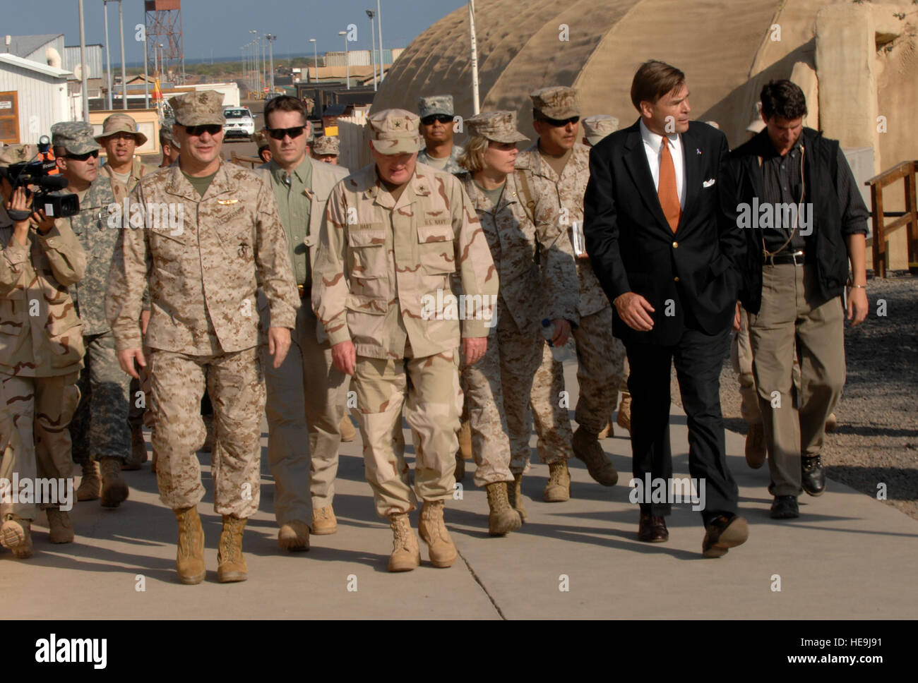 Vice Presidente del Comune di capi di Stato Maggiore Marine Corps gen. James E. Cartwright, in primo piano a sinistra, passeggiate con Combined Joint Task Force-Horn dell Africa comandante della Marina Adm posteriore. Jim Hart, centro di primo piano, e DEGLI STATI UNITI Ambasciatore a Gibuti W. Stuart Symington, durante una visita a Camp Lemonier, Gibuti, nov. 23, 2007. Cartwright ha portato un OSU spettacolo per le truppe e ricevuto la missione gli aggiornamenti sulle operazioni nel paese. Tech. Sgt. Adam M. moncone, U.S. Air Force. (Rilasciato) Foto Stock