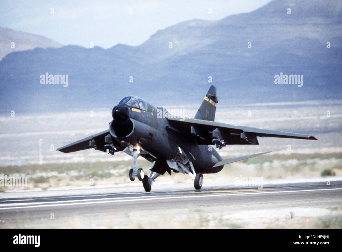 Un Air National Guard 185th Tactical Fighter Group A-7D Corsair II aeromobili terre durante l'esercizio GUNSMOKE '85. Foto Stock
