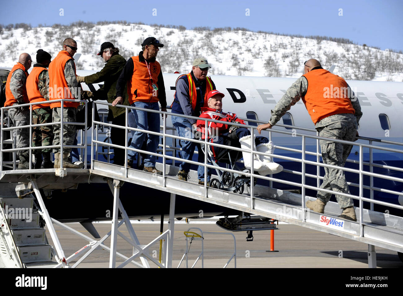 Steve Slater accompagnatrici Russell vale la pena di spegnere un regno aeromobile Mar. 28 all'Aeroporto di Aspen, Colo. Slater è un istruttore di sci per disabili American veterani Winter Sports Clinic e Fleuker è da Watertown, Wisc. Questo vale la pena il sedicesimo anno che frequentano i disabili American veterani Winter Sports Clinic. I disabili American veterani Winter Sports Clinic è leader nel mondo per la promozione di azioni di risanamento da istruire i veterani con disabilità in adaptive sci alpino e sci nordico e la loro introduzione in un certo numero di altri adaptive attività ricreative e sportive. Il personale Sgt. Desiree N. Pal Foto Stock