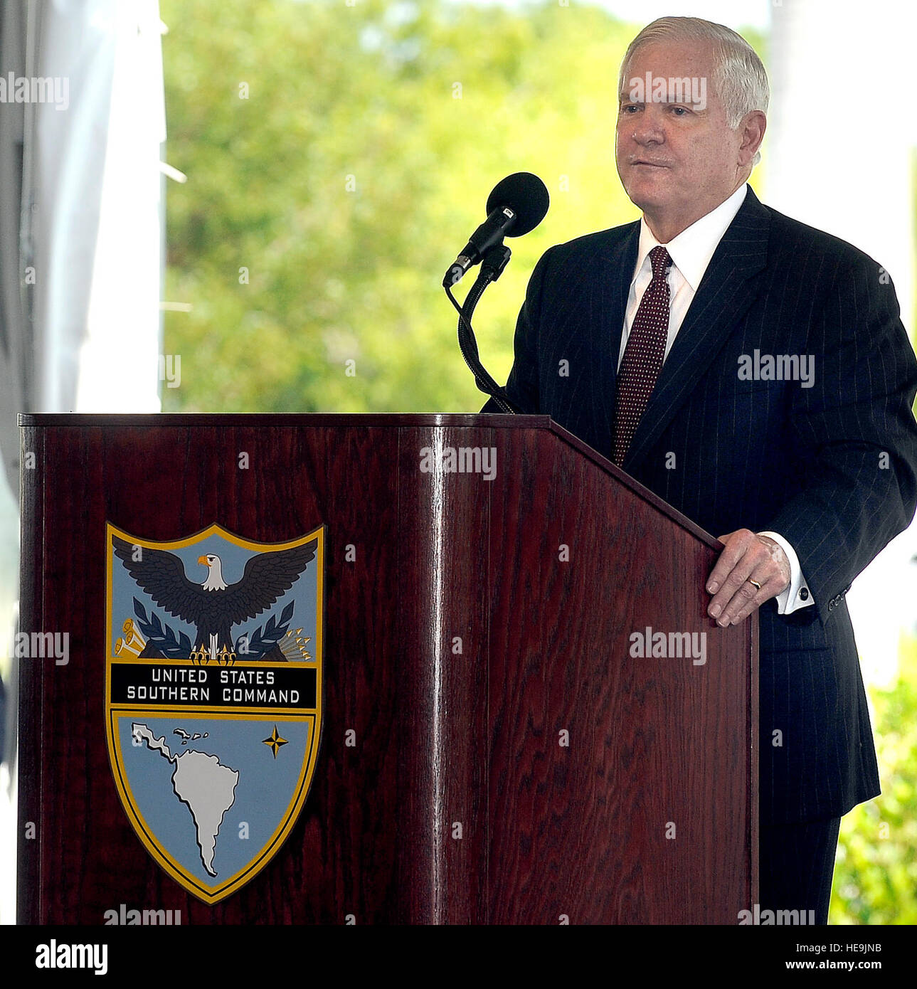 Stati Uniti Il Segretario alla Difesa Robert M. Gates dà il suo commento durante la modifica del comando cerimonia tenutasi presso la Southern Command Headquarters, Miami, Florida, 25 giugno 2009. Stati Uniti Navy ADM James Stavridis rinunciato a comando per Air Force GEN Doug Fraser come egli capi a Stuttgart, Germania per assumere il comando europeo e diventare il Comandante supremo alleato dell'Europa. DOD Air Force Master Sgt. Jerry Morrison() Foto Stock