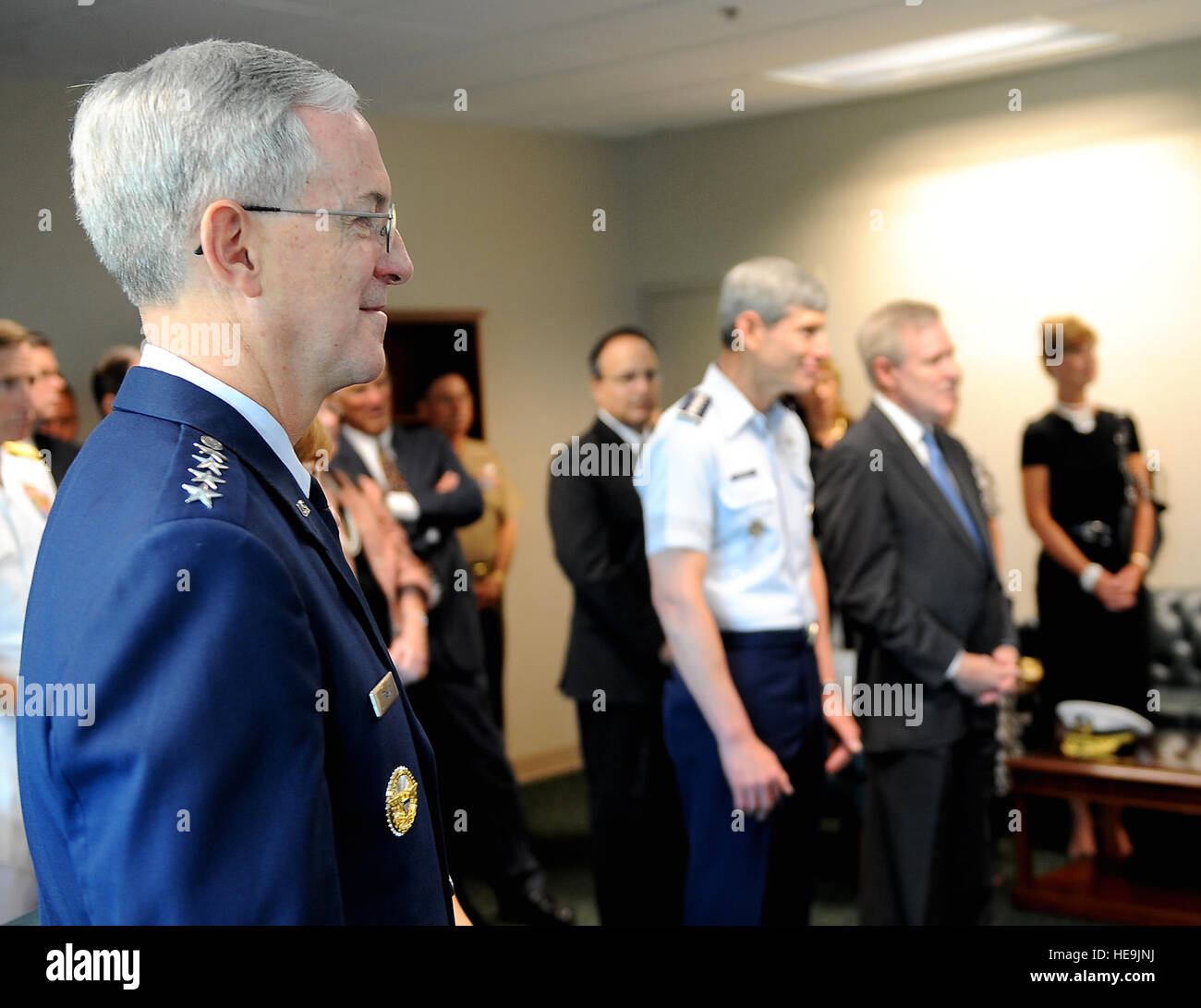 Comandante in arrivo, Air Force gen. Doug Fraser guarda come riconoscimenti sono fornite di Adm. James Stavridis prima la modifica del comando cerimonia tenutasi presso la Southern Command Headquarters, Miami, Florida, 25 giugno 2009. Stati Uniti Navy Adm. James Stavridis rinunciato a comando per Air Force gen. Doug Fraser come egli capi a Stuttgart, Germania per assumere il comando europeo e diventare il Comandante supremo alleato dell'Europa. DOD Air Force Master Sgt. Jerry Morrison() Foto Stock