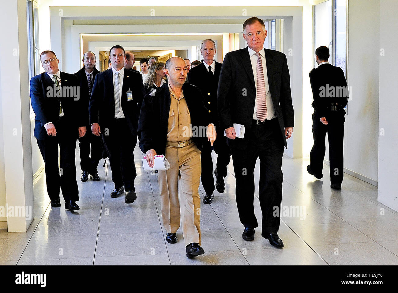 Il vice Segretario alla Difesa William J. Lynn III passeggiate con la NATO è il Comandante supremo alleato in Europa (SACEUR) marina Admiral James Stavridis presso la sede della NATO a Bruxelles, in Belgio, il 24 gennaio, 2011. DOD Air Force Master Sgt. Jerry Morrison() Foto Stock