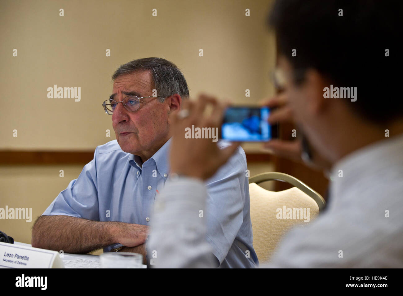 Un reporter di una stazione televisiva locale prende una foto del Segretario alla difesa Leon Panetta E. durante una conferenza stampa tenutasi il 8 marzo 2012, a Honolulu, Hawaii. Panetta ha espresso l importanza delle Hawaii negli Stati Uniti Strategia del pacifico. Panetta è in visita alle Hawaii per assistere gli Stati Uniti Pacifico Comando, modifica del comando cerimonia in cui Navy Adm. Robert F. Willard potrà cedere il comando a Navy Adm. Samuel J. Locklear, III il 9 marzo. ( U.S. Air Force Tech. Sgt. Michael R. Holzworth Foto Stock