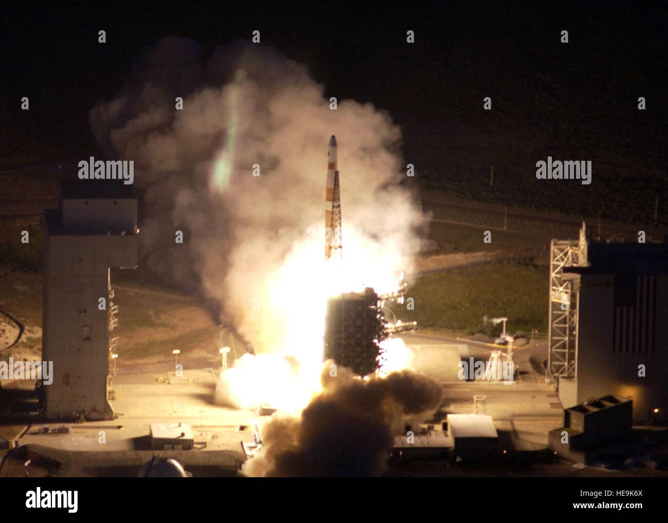 Un Delta IV rocket trasportare un carico utile per la National Reconnaissance Office solleva from Space Launch Complex 6 alla base aerea di Vandenberg, California, Martedì, 27 giugno. Il personale Sgt. Quinton Russ) Foto Stock