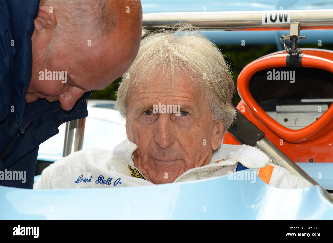 Derek Bell MBE è un pilota automobilistico britannico che ha avuto un grande successo nella 24 ore di le Mans. In macchina al Goodwood FOS Foto Stock