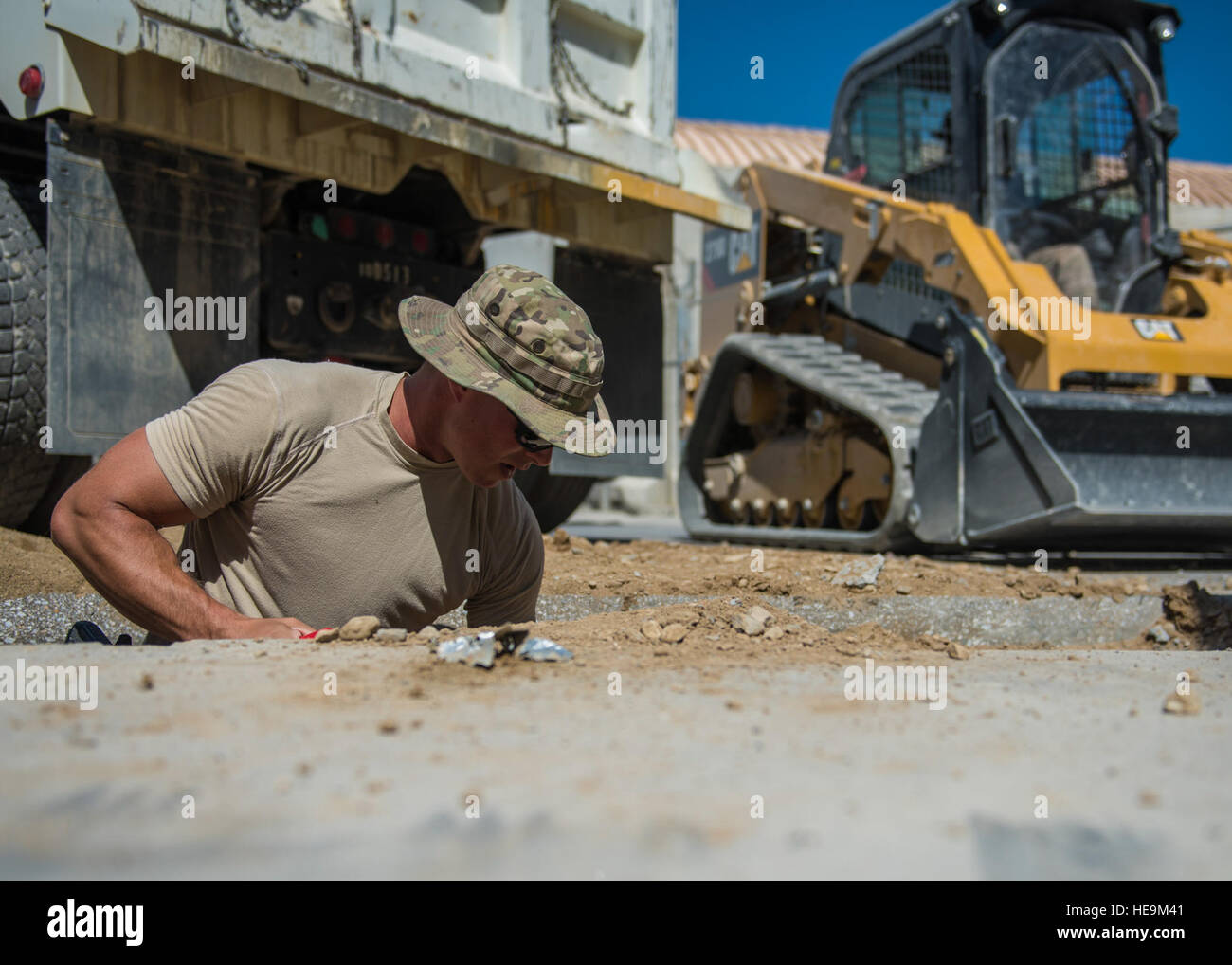 Il personale Sgt. Giacobbe Skjei, 455th Expeditionary ingegnere civile Squadron marciapiedi e attrezzature tecnico, scava la sporcizia al di fuori di un fossato, Bagram Airfield, Afghanistan, Sett. 7, 2016. Gli ingegneri, altrimenti noto come "sporco Boys", ha lavorato per costruire un nuovo sistema di drenaggio in corrispondenza del passeggero terminale. Senior Airman Justyn M. Freeman) Foto Stock