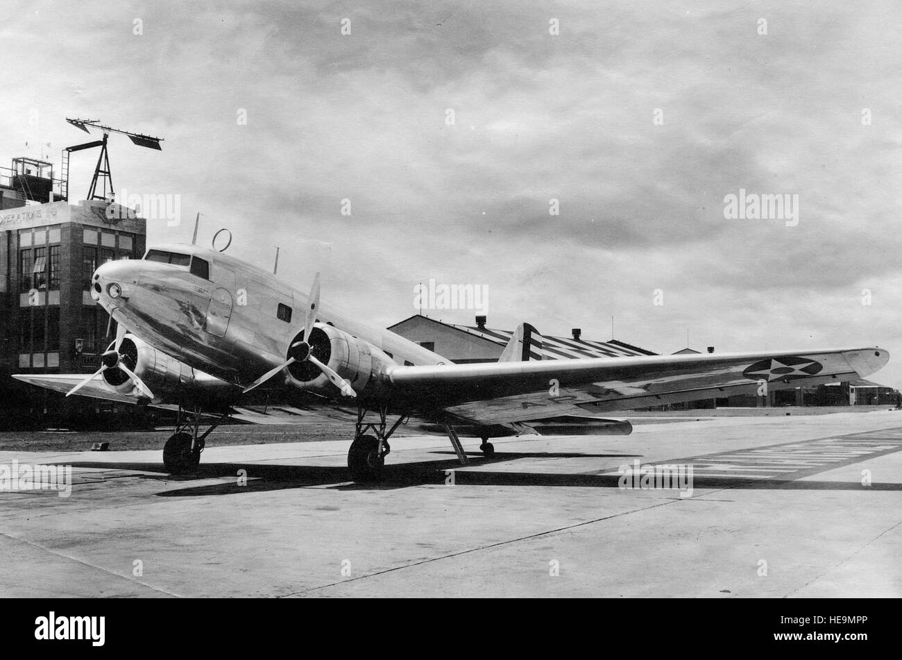 Douglas C-32 Vista frontale 3/4 a Langley Field vicino a operazioni di base (1937). (U.S. Air Force foto) Foto Stock