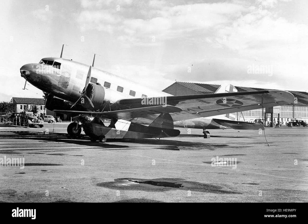 Douglas C-33 Vista frontale 3/4 a marzo del campo, la California il 9 novembre 11, 1936 (probabilmente C-33 S/N 36-82 con piccolo piano Aeronca registrazione 10169 NC). (U.S. Air Force foto) Foto Stock