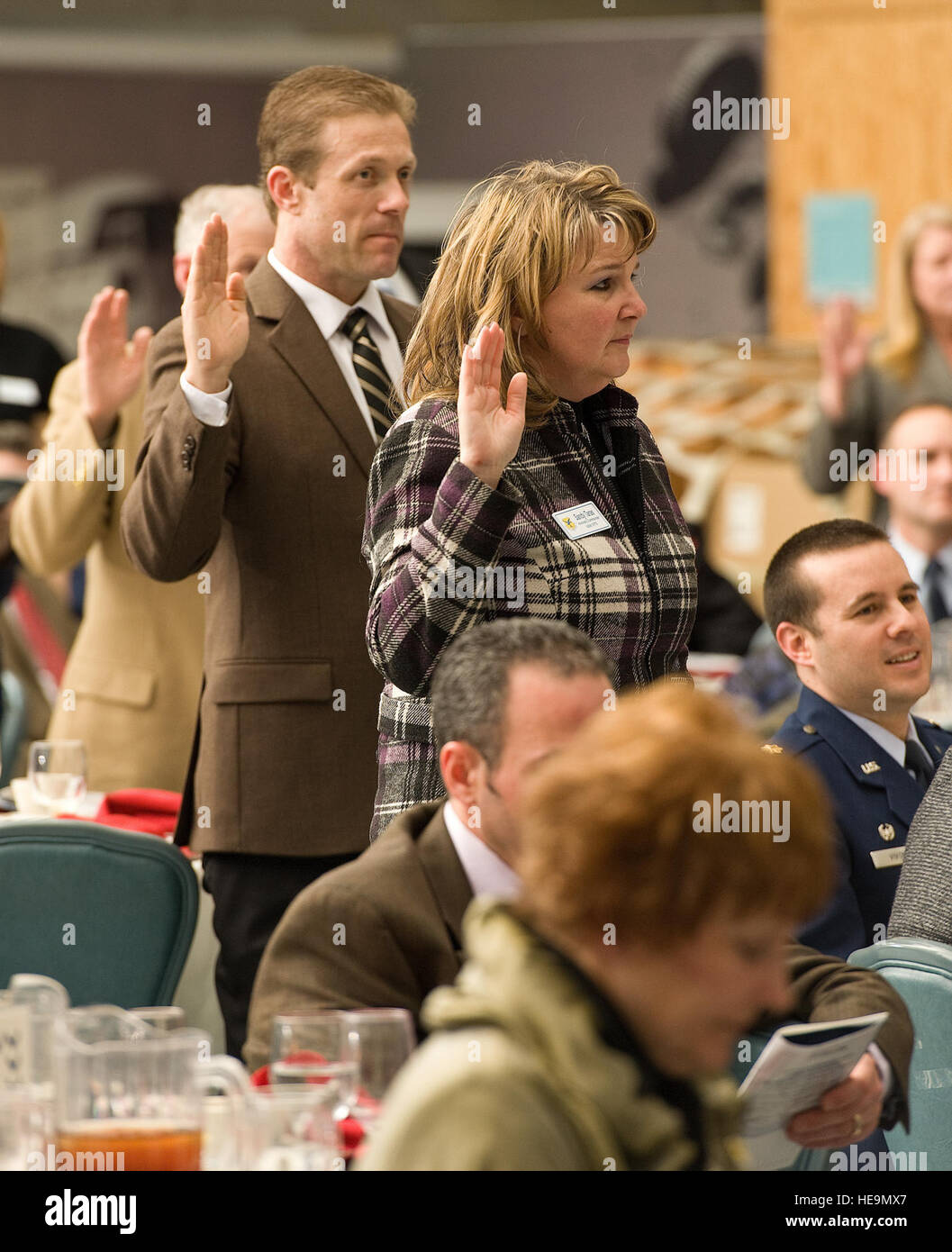 C.a. Lucas, sinistra, produzione planner Fordham e Old Dominion Brewing Company, Dover, Del. e Sandy Tara, chief financial officer di pacche Aircraft Systems, Georgetown, Del., prendere il comandante onorario giuramento, Febbraio 9, 2013, alla Dover Air Force Base, Del. Cols. Rick Moore e Raymond Kozak, comandanti di e 436th 512th Airlift ali, rispettivamente, a Dover AFB, somministrato il giuramento per il 2013 comandanti onorario. Roland Balik) Foto Stock