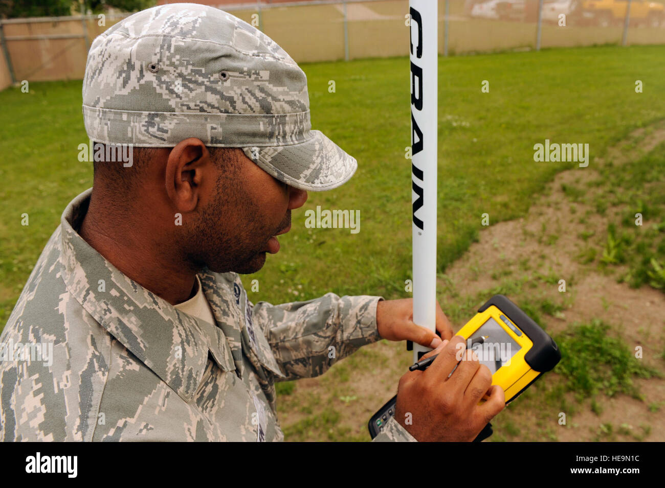 Senior Airman Joseph Allen, quinto Ingegneria Civile squadrone tecnico di ingegneria, tenute punti su un R-8 di Posizionamento Globale a Rover Minot Air Force Base, N.D., 5 giugno. R-8 è uno dei numerosi modelli di dispositivi di mappatura che la redazione shop dove Allen works utilizza. Foto Stock