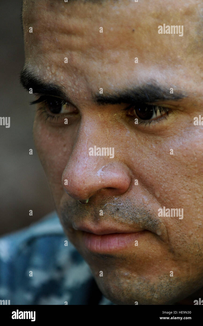 Stati Uniti Il personale dell'esercito Sgt. Victor Marquez-Rodriguez Suor, Fort cantonale, Okla., trapanare il sergente, siede per un minuto con il sudore che gocciola dalla sua faccia dopo aver completato il corso di fiducia, 27 giugno 2012, a Fort Eustis, Va. come parte del trapano annuale sergente dell'anno di competizione, ospitato da iniziale di addestramento militare, U.S. Esercito la formazione e la dottrina del comando. Durante il corso i concorrenti avevano a bassa crawl, cross Monkey bar, arrampicarsi sui muri e saltare i fossi. Foto Stock