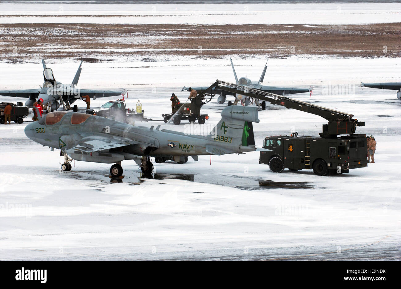 I manutentori rimuovere neve e de-ice una marina EA-6B Prowler per il primo giorno ufficiale di Red Flag-Alaska 08-2 7 Aprile a Eielson Air Force Base in Alaska. Red Flag-Alaska fornisce formazione per distribuito di manutenzione e di personale di supporto a supporto di un grande vigore distribuito il funzionamento dell'aria. La EA-6B viene assegnato alla Naval Air Station Widbey isola, nello Stato di Washington Airman 1. Classe Jonathan Snyder) Foto Stock