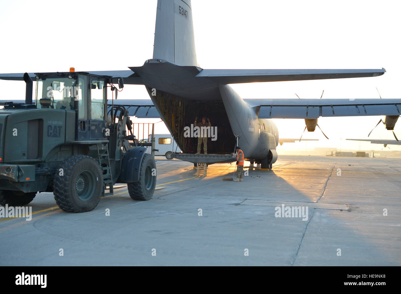 Avieri dal 455th Expeditionary porta antenna squadrone preparazione allo scarico del carico da un C-130 Hercules su Bagram Air Field, Afghanistan, nov. 9, 2014. Il carico è arrivato da Avanzamento base operativa Shindand, Afghanistan. Durante l'operazione di Shindand, un team di 11 porta antenna aviatori e due manutentori del veicolo dal 455th aria ala Expeditionary preparato, ispezionati e caricate tutte le attrezzature ed i veicoli in partenza Shindand da aria. Il personale Sgt. Jennifer M. Stai/rilasciato) Foto Stock