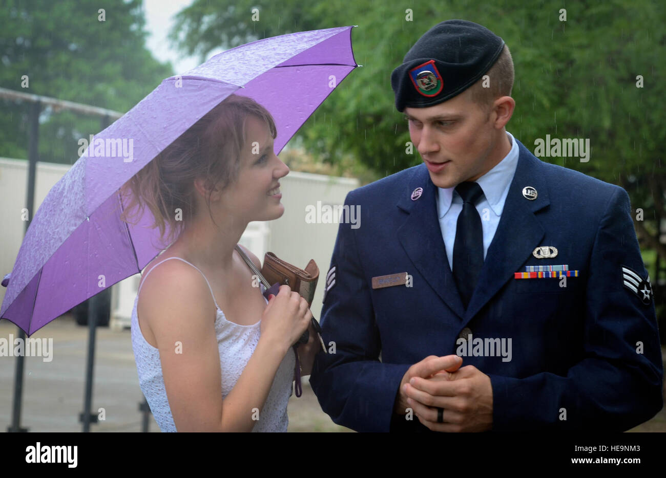 Stati Uniti Air Force Senior Airman John C. Brantley, assegnato all'aria 165supportano operazioni Squadron, Georgia Air National Guard, barzellette con sua moglie Jessica dopo la laurea Tactical Air parte di controllo formazione tecnica nel campo Hurlburt Fla., Aprile 17, 2015. Brantley detto uno dei più grandi sacrifici che faceva durante quasi sei mesi di TAC-P training è stato il trascorrere del tempo lontano dalla sua moglie e anno-vecchio figlio. Il personale Sgt. Brigitte N. Brantley Foto Stock