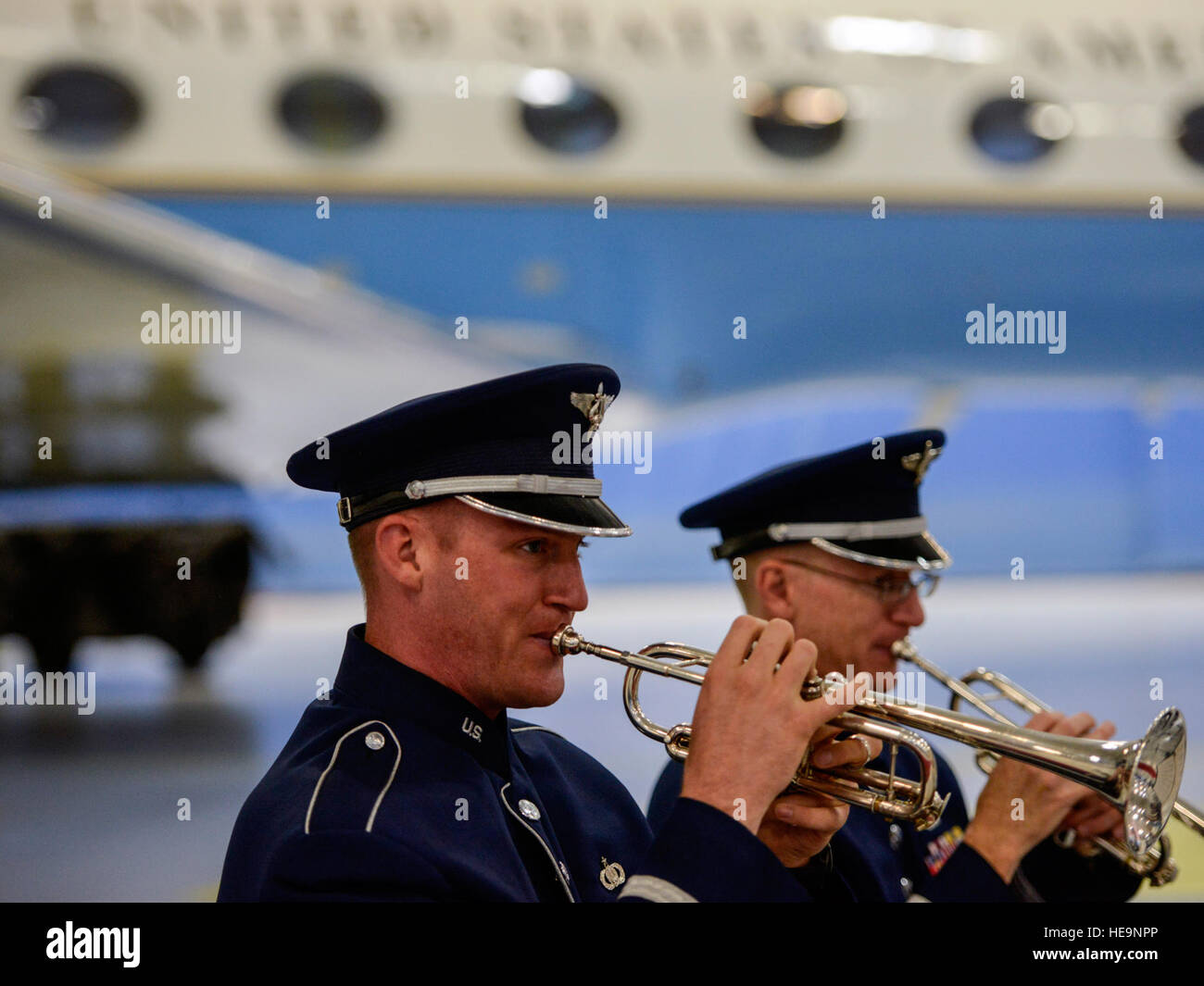 Air Force band membri giocare arrivo fanfara musica come Lt. Gen. Samuel D. Cox, XVIII Air Force commander; Col. John C. Millard, in uscita 89Airlift Wing Commander; e Col. Casey D. Eaton, 89AW commander, arrivano al 89AW di cambiamento di comando cerimonia alla base comune Andrews, Md., 17 giugno 2016. Col. John C. Millard rinunciato a comando per Col. Casey D. Eaton, 89Airlift Wing Commander, che supervisionerà un combattimento-pronto ala di oltre 1.100 aviatori e fornisce la speciale missione Airlift airlift e sostegno al presidente, vice presidente, membri del gabinetto, lottatori comandanti e altri seni Foto Stock