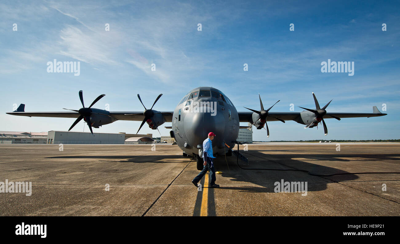 Earl Haun, un Lockheed Martin contraente di manutenzione con il 413 prova di volo Squadron, passeggiate intorno a una modificata MC-130J durante i controlli di preflight a Eglin Air Force Base, Fla. il velivolo è stato dotato di alette verticali su ciascuna ala, chiamato aletta. La 413 prova di volo squadrone equipaggi e ingegneri testato l'aereo modificato oltre otto voli. Lo scopo del test era di raccogliere dati sulla eventuale combustibile miglioramenti in termini di efficienza e di prestazioni con le alette e sollevare il comando di distribuzione sistema installato. Samuel King Jr.) Foto Stock