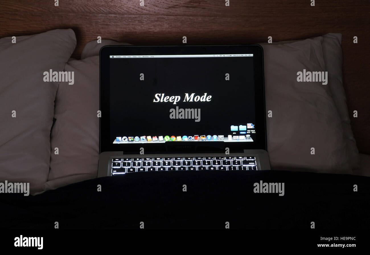 La ALTUS AIR FORCE BASE, Okla. - Ottobre è Air Force Azione energia mese che significa che chiunque dovrebbe mettere uno sforzo supplementare nel risparmio energetico in quanto molti modi possibili. Un modo per risparmiare energia è di mettere il computer in stato di stop quando non sono in uso. Airman 1. Classe Franklin R. Ramos Foto Stock