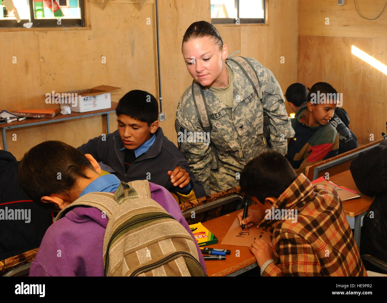 Camp Mike Spann volontari hanno donato il loro tempo oggi per assistere i bambini dell esercito nazionale afghano soldati della 209th Corps per migliorare le loro capacità linguistiche in inglese come parte della conversazione inglese Club. Foto Stock