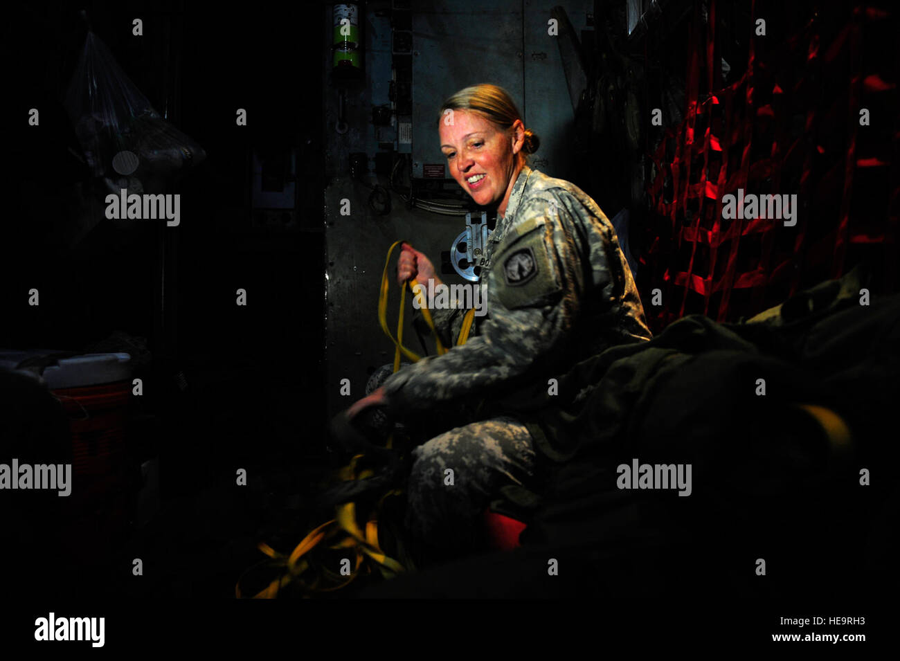 Stati Uniti Esercito Capt. Heatherann Bozeman, Vice Public Affairs Officer, XVIII Airborne Corps e Ft. Bragg, N.C., raccoglie le linee statiche lasciato da ponticelli dopo una caduta del personale il 29 febbraio 2012. Senior Airman Asha Kin Foto Stock